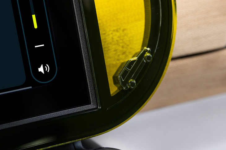 センターディスプレイのループの右下には、初代「パンダ」のミニチュアが添えられている。