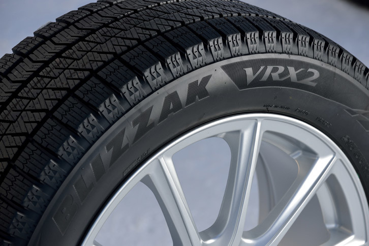 「ブリザックVRX2」では、新開発の「アクティブ発泡ゴム2」の採用に加え、静粛性や耐摩耗性能に配慮した新しいトレッドパターンもトピックとなっている。