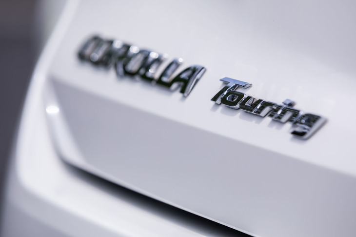 リアゲート左下に貼られた、立体的なデザインの「COROLLA Touring」バッジ。