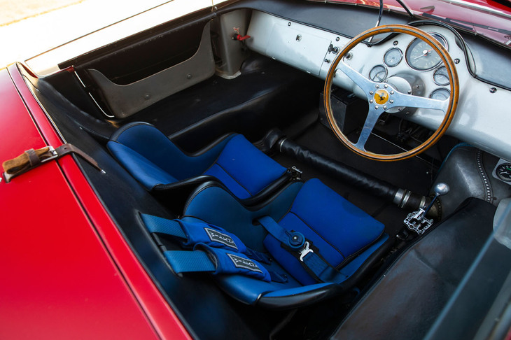 残念ながら予想を下回る、770万5000ドル（邦貨で約8億8800万円）で落札された1962年の「フェラーリ268SP」。スクーデリアフェラーリのワークスマシンというヒストリーもあって、2021年のモントレーオークションでは主役と呼べる存在だった。