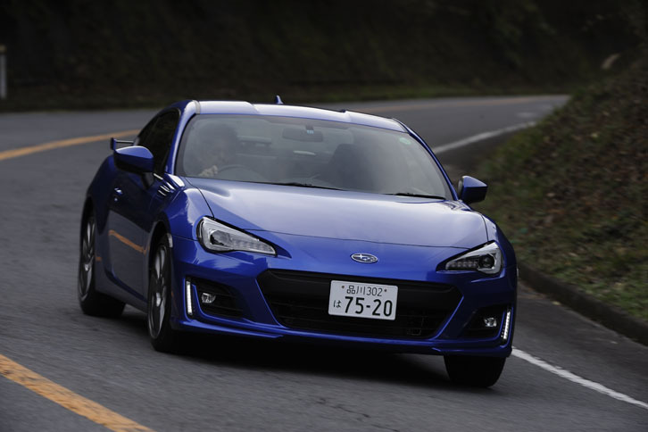 箱根のワインディングロードを行く「BRZ GT」。