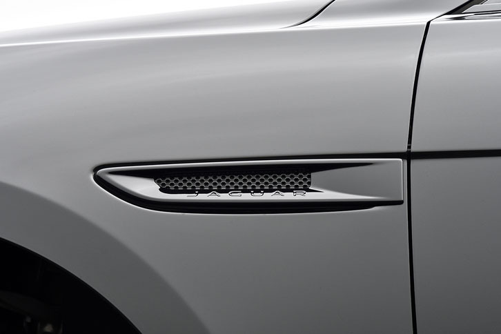 フロントフェンダーに設けられた「サイドパワーベント」。「ブラックパックS」を選択すると、ご覧のとおりここもブラックに。