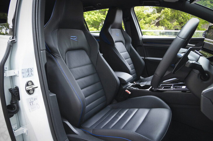 「アドバンス」グレードに装備されるナッパレザーシート。前席にはヒーターに加え、ベンチレーション機能や電動調整機構も備わる。