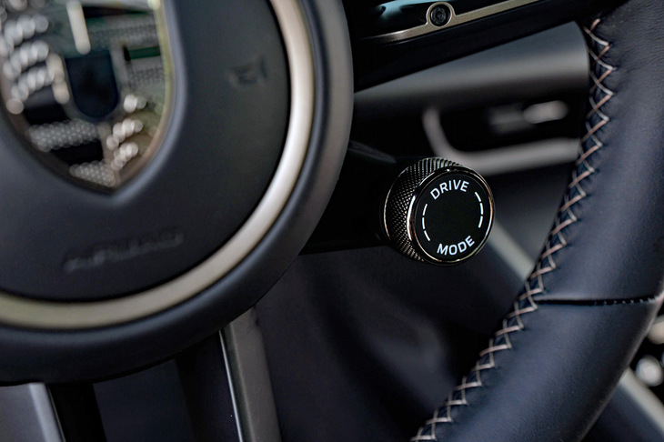 ステアリングホイールに備わるダイヤル式のドライブモードセレクター。「スポーツ」「スポーツプラス」モードではローンチコントロールの使用が可能で、その際にオーバーブーストが作動。「マカン4」で387PS、「マカン ターボ」で639PSという最高出力を発生する。