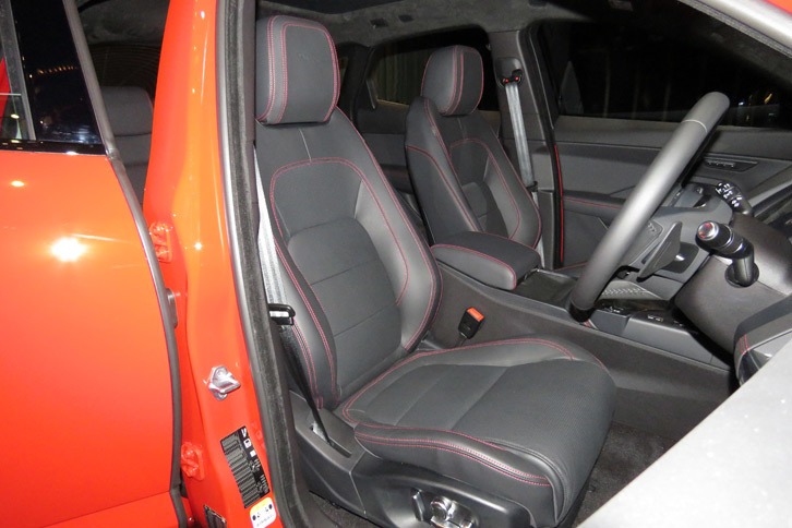 ジャガーEペース ファーストエディション2.0L P250（フロントシート）