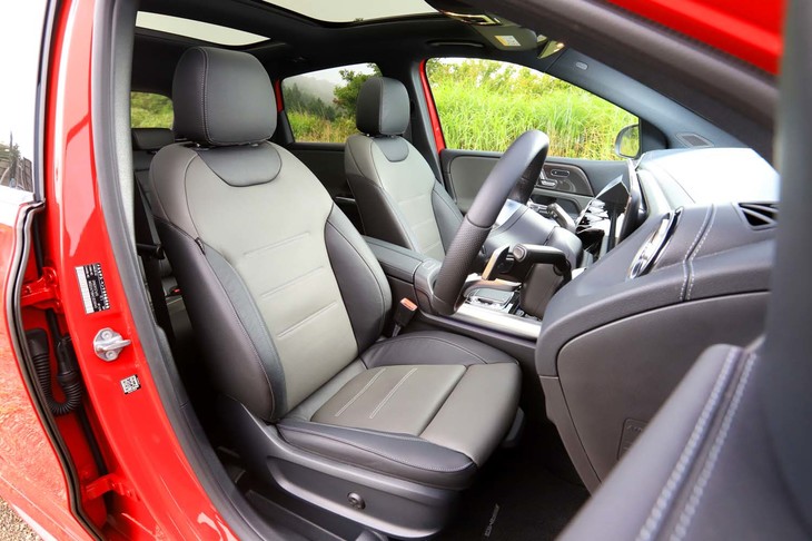 試乗車はオプションの「AMGレザーエクスクルーシブパッケージ」付き。ツートンカラーの本革シートが装備される。ヒーター付き電動シートは、全車に標準装備されるアイテム。