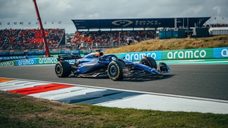 ウィリアムズをたんなる“直線がすこぶる速いマシン”とするのは間違いかもしれない。オランダGPではしっかりとコーナーでも速く、初日からアレクサンダー・アルボン（写真）が常にトップ10内に食い込み、予選では値千金の4位を獲得。さらには新人ローガン・サージェントも初のQ3進出で10位となり、チームとしては2017年のイタリアGP以来となる、2台そろってQ3に進む活躍を見せた。レースでは、アルボンがスタート直後の雨にも動じずに44周をソフトタイヤで走り、結果8位入賞。サージェントは予選に続きレースでもクラッシュの憂き目に遭った。ウィリアムズは今季これまで15点を獲得しており、コンストラクターズランキング7位につけている。（Photo＝Williams）