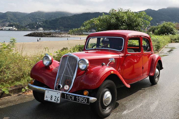 1950年「シトロエン11CVレジェール」。戦前の1934年にデビューした「トラクシオン アヴァン11CV」に始まるFFサルーン。系列の最終発展型である「15CV」は「DS」が登場する1955年までつくられた。