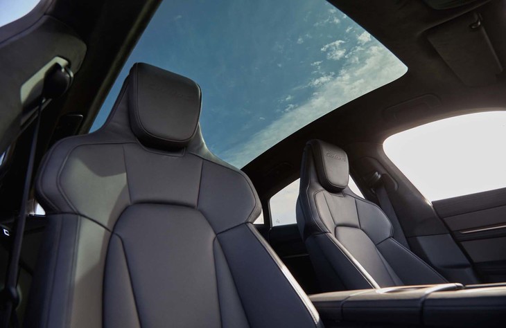 やや角張ったデザインが特徴的な「タイカン ターボS」のフロントシート。前後席の頭上に広がる大きなサンルーフも目を引く。