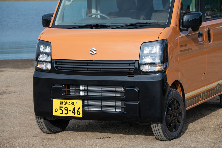 前後にブラックのバンパーを装着。グロスブラックというところに特別感がある。