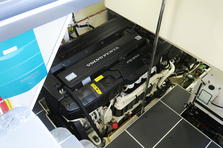 「レクサスLY650」には、最高出力1000PSを発生するディーゼルエンジン「ボルボ・ペンタIPSシステム」が2基搭載されている。