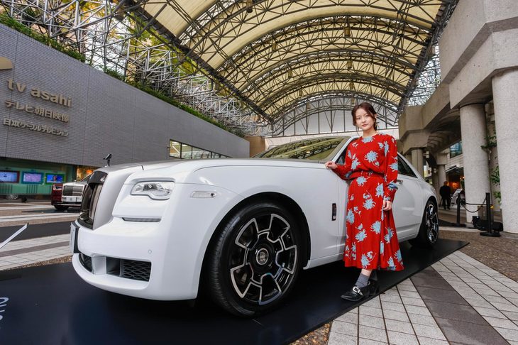 今回の試乗会では、「カリナン」の他にもさまざまなクルマに触れることができました。こちらは「ファントム」よりひとまわり小さな（……小さな？）4ドアセダンの「ゴースト」。会場に展示されたクルマの中では、個人的に一番のお気に入りでした。