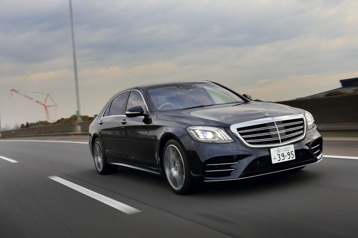 「S560eロング」にはエコペダル機能が備わっており、EV走行時にはモーター走行の限界点（エンジンが始動するポイント）を、アクセルペダルの抵抗を増やすことでドライバーに感知させる。また前走車が減速した際にはペダルに2回ノックパルスを発生させ、アクセルから足を離すようドライバーに促す。