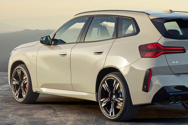 新型「X3」のサイドビューの見どころといえば、やはりこのドアパネル。キャラクターラインで分断せず、広い面をバーン！ と見せている。控えめではあるが、リフレクションの変化がもたらす面の表情にも注目。