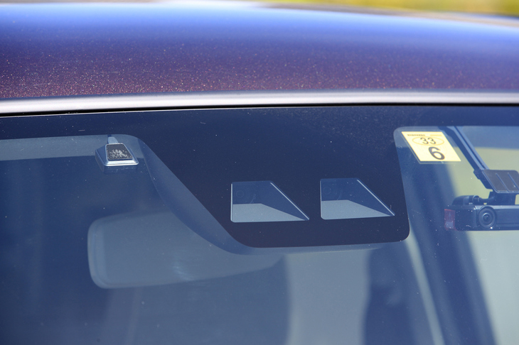 衝突回避支援システム「スマアシIII」を搭載。ステレオカメラに加え、フロントに2個の誤発進抑制制御機能（前方）用センサーを追加し、信頼性の向上を図っている。