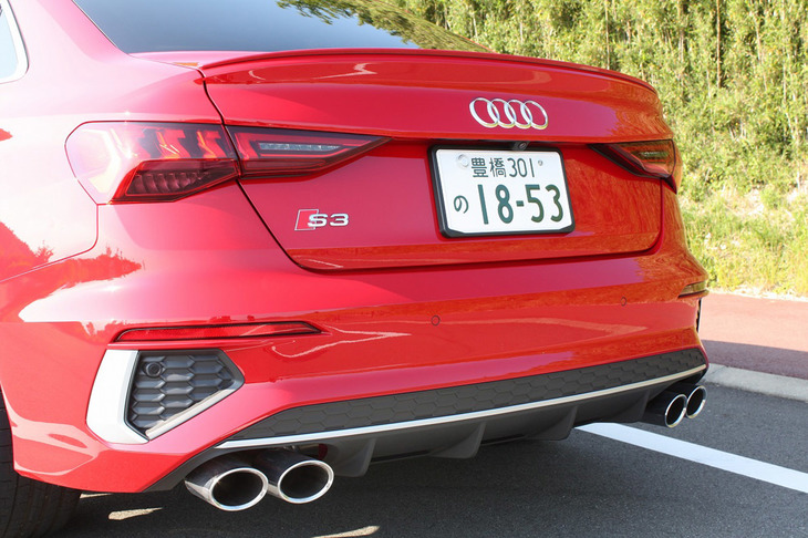 「S3セダン」のボディーサイズは全長×全幅×全高＝4505×1815×1415mmで、ホイールベースは2635mm。標準仕様の「A3セダン」よりも全長は10mm長いが、いまどき貴重ともいえるコンパクトなサイズ感もセリングポイントである。