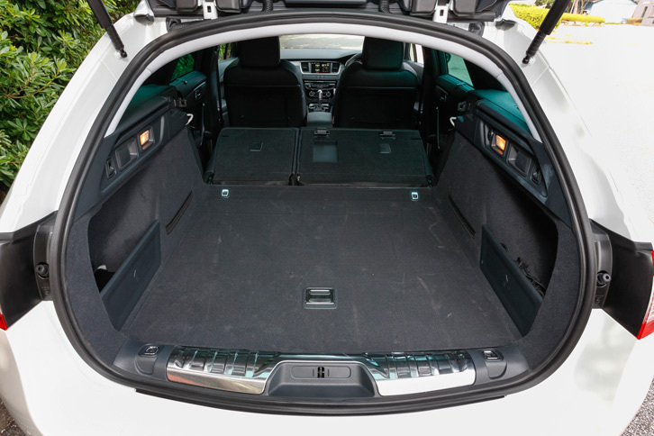 「508SW GT BlueHDi」のラゲッジルーム容量は560～1598リッター（VDA方式）。写真は後席を倒した状態。