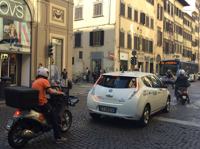 「リーフ」のタクシーのリアフェンダーには「100％電気」の文字が。ドライバーたちに同車を納入しているのは、地元で100年近くフィアット車を扱い、近年では日産車も手がけているディーラーである。