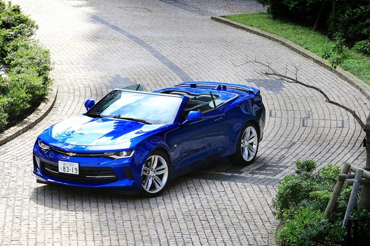 “カマロ史上最高の高効率”がうたわれる2リッターターボモデル。「コンバーチブル」では25mpg（約10.6km/リッター、米国EPA値 複合モード）の燃費を実現している。