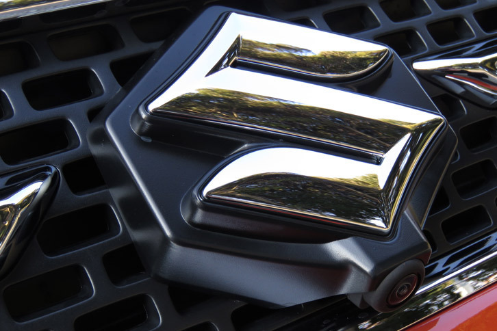 スズキ・イグニス ハイブリッドMZ（エンブレムおよびフロントカメラ）