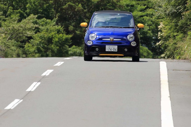 リアにはコニ製の減衰力可変（機械式）ショックアブソーバーを装備する。