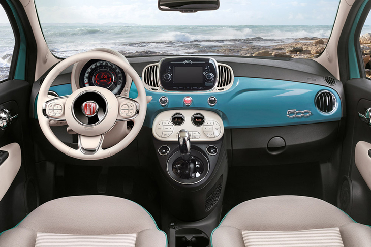 こちらは、ボディーカラーが「グリーンティーリーフ」のモデルのインテリア。