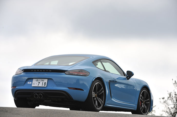 
	試乗車は、よりスポーティーな走りを実現するオプション「PASM（ポルシェ・アクティブサスペンション・マネージメントシステム）スポーツシャシー」を装着していた。車高は、非装着車に比べて20mm低くなっている。
	