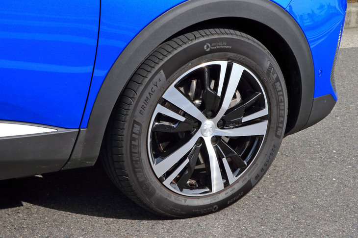 今回の試乗車は、標準装備の「デトロイト」と呼ばれる18インチホイールに、225/55R18サイズの「ミシュラン・プライマシー4」が組み合わされていた。