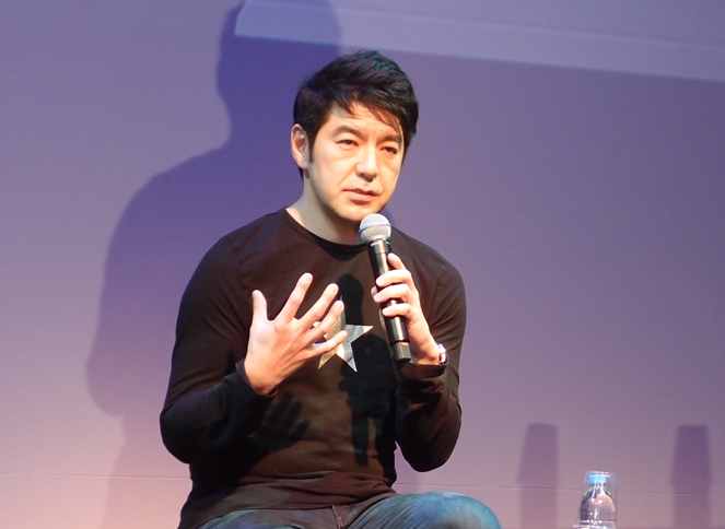 「TOYOTA NEXT」の選考メンバーを務めるレイ イナモト氏。共同開発するサービス案の選考については、「ロジック（理論）はもちろんだが、マジック（人の心を動かす魅力）が大事」などとコメントした。