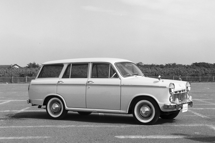 1960年に登場した「ダットサン・ブルーバード1200エステートワゴン」の、マイナーチェンジ後の1962年型。価格は「セダン1200デラックス」の70万9000円に対して74万円と高価だった。
