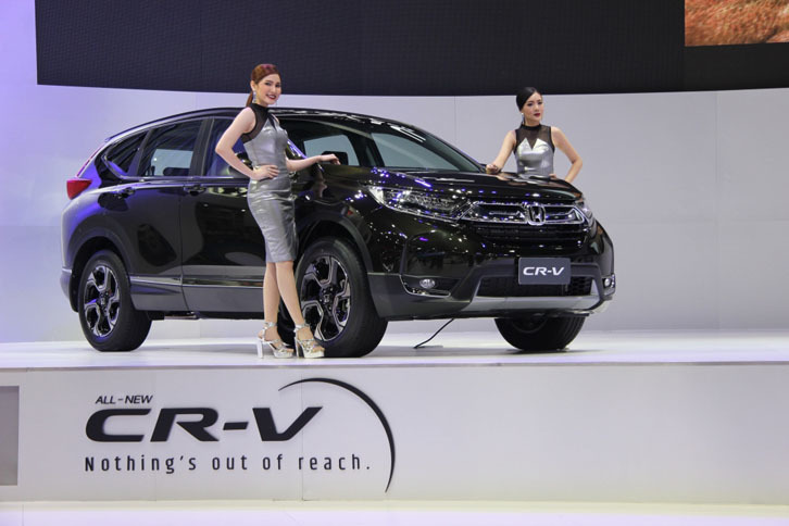 ホンダは、日本ではまだ姿を見せていない新型「CR-V」を発表。タイは、北米に続いて世界で2番目に早い販売地域となりました。タイは日本同様に左側通行で右ハンドル。つまり日本仕様に近い車両です。それなのに日本よりも先にお披露目なんて……（涙）。新型CR-Vのタイ仕様は現地生産で、エンジンは自然吸気の2.4リッターガソリンと1.6リッターディーゼルターボ。3列シートです。現地価格は日本円で約450万円からと、かなりの高級車。