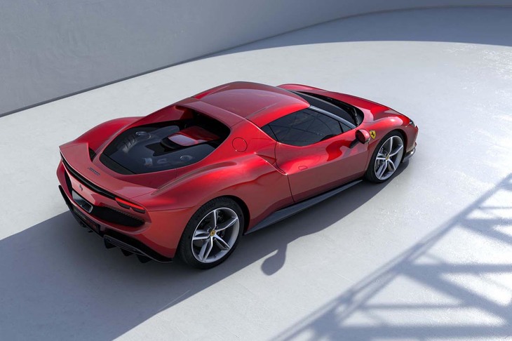 プラグインハイブリッドの量産型フェラーリ、「296GTB」。駆動方式はMRで、EV走行時もリアを駆動する。