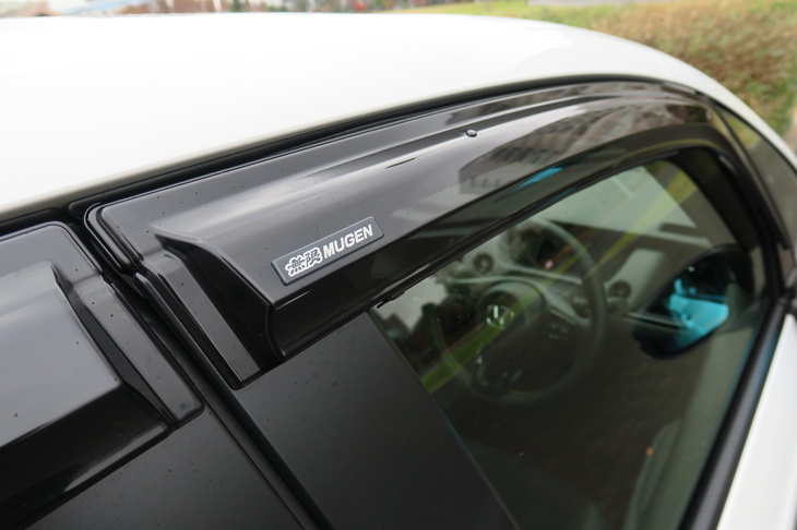 ホンダ・フィットe：HEV RS 無限パーツ装着車（ベンチレーテッドバイザー）