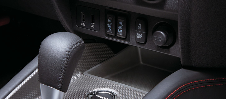 センターコンソールのシフトレバー前方には、スマートフォン用のトレイが用意される。