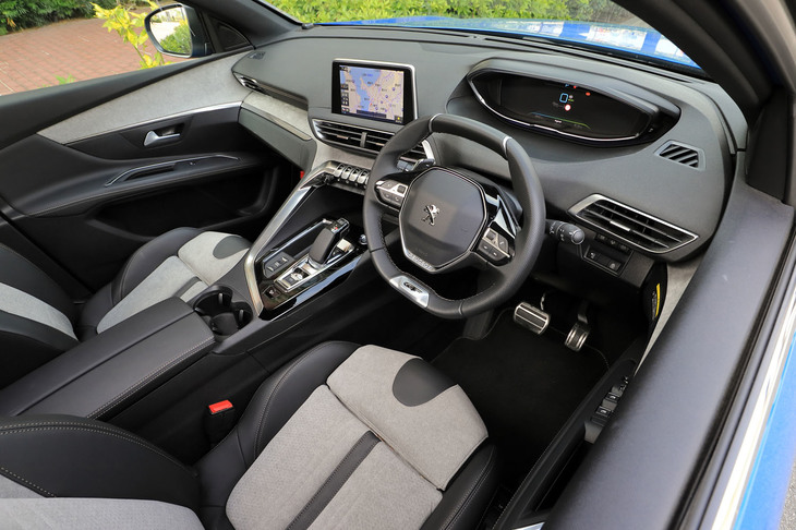 ステアリングホイールの上から見るようにデジタルメーターを配置した特徴的な「iコックピット」を採用。インテリアの造形は、基本的にエンジン車と変わらない。