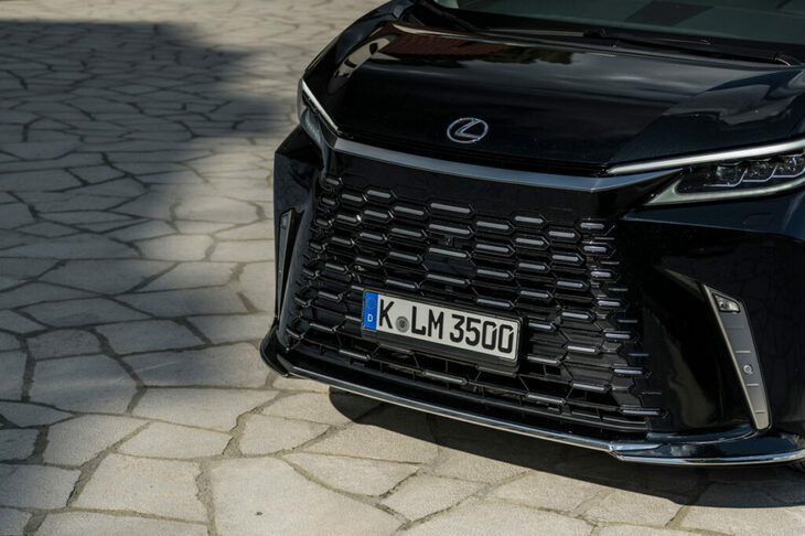 グリルは壮観といえるが、背後のキャビンはそうでもない。