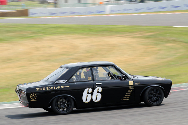 Sレース予選における「ダットサン・ブルーバード1800SSSクーペ」。ドライバーはすっかり常連となったクレイジーケンバンドの横山 剣さんで、決勝では7位でフィニッシュした。