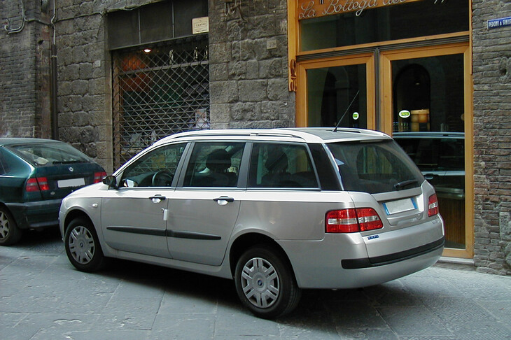ポピュラーブランドであるフィアットのワゴンの一例として、2001年「スティーロ マルチワゴン」。ドイツ車の剛健さをデザイン的に取り込もうとしたことは理解できるが、逆にイタリアらしい軽快さは失われてしまった。