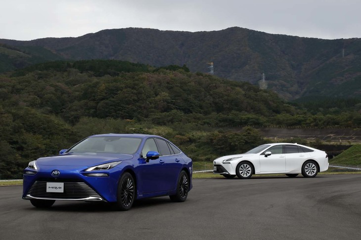 ボディーカラーは、新規開発色「フォースブルーマルティプルレイヤーズ」（写真左）や「プレシャスホワイト」（同右）を含む全8色がラインナップされる。