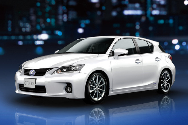 デビューから1年半後の2012年8月には初の仕様変更。サスペンション変更により、一段としなやかな乗り味が追求されたほか、装備の充実が図られた。