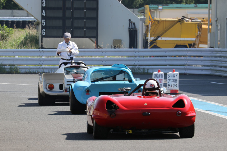 新たに加えられた、1960年代のミドシップスポーツによるグロリアスカップのコースインを待つマシン。今回のエントリーは4台のみだったが、今後増えていくことを期待したい。