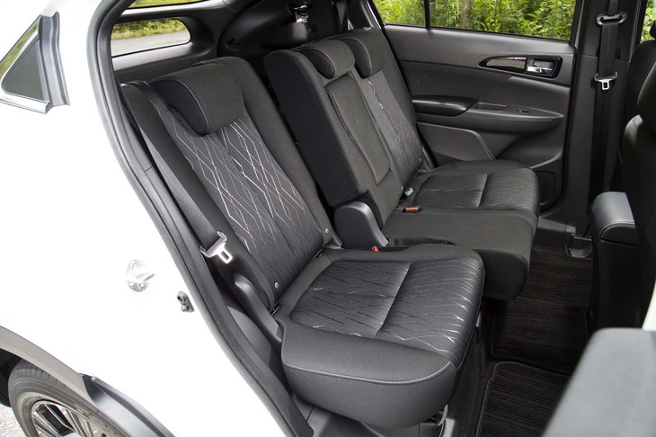 後席には、前後200mmのスライド機構が備わる。背もたれのリクライニングも可能。