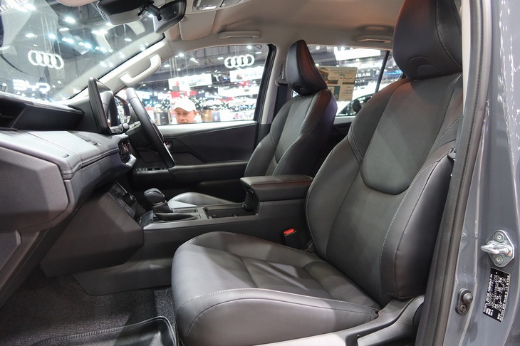 シートはサポートのサイズが大きくなり、表皮もニットのような現代的な素材に変わっている。日本仕様の上級グレードにはヒーターとベンチレーション機能が付くようだ。