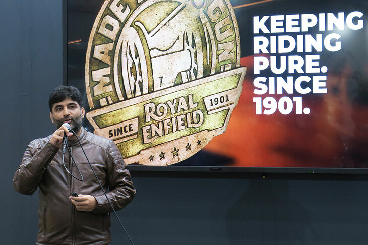 ロイヤルエンフィールドの歴史や実績を紹介するアヌージ・ドゥア氏。創業は1901年と、現存するバイクブランドとしては世界最古の歴史を持ち、また排気量250～750ccの中排気量クラスでは、世界ナンバーワンのシェアを誇っている。