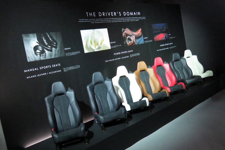 こちらはシートの解説エリア。新型「NSX」にはオプションを含め、3種類のシートと4種類の内装色が設定されている。