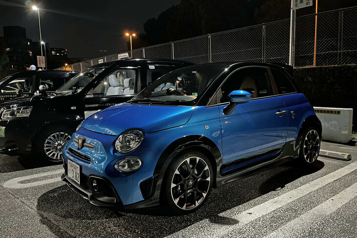 ボディーカラーは「131アバルト ラリー」をイメージした「ブルーラリー」を基調に、ルーフやリップスポイラー、フェンダーアーチ、サイドスカートを「ネロスコルピオーネ」とした2トーンカラーのみの設定。