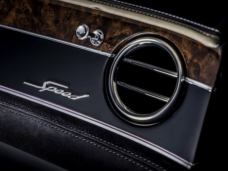 助手席側フェイシアに「Speed」バッジが備わっている。