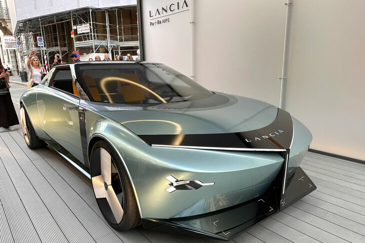 「ランチアPu＋Ra HPEコンセプト」には、ブランドの新たなデザイン記号がふんだんに盛り込まれている。2023年4月、ミラノ・デザインウイークで。