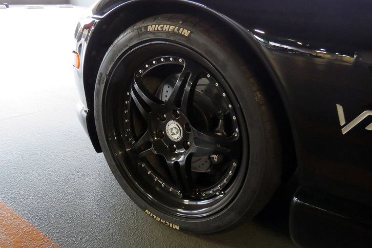 わが「バイパー」のタイヤは前後ともにサイズが変更されている。現在のタイヤサイズは前：295/30R19、後ろ：345/30R19なので、前は3～4cm、後ろは2～3cmほど、標準仕様よりタイヤの外径が大きい計算になる。