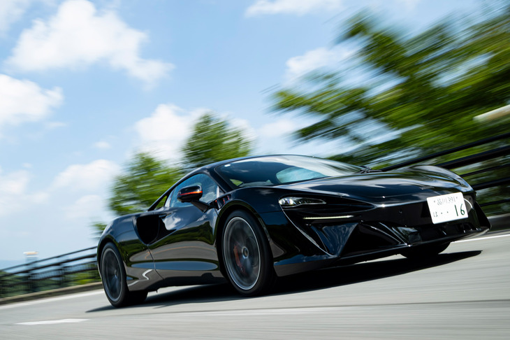 新世代のカーボン製プラットフォームに、3リッターV6ターボエンジンとプラグインハイブリッドシステムを搭載した「アルトゥーラ」。最高出力は700PSで、0-100km/h加速は3秒フラットという動力性能を誇る。